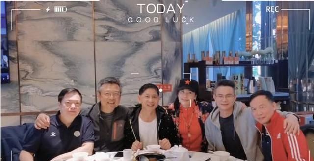 全红婵|得意门生!何威仪升职请吃饭,拿全红婵谢思埸签名照馈赠老友