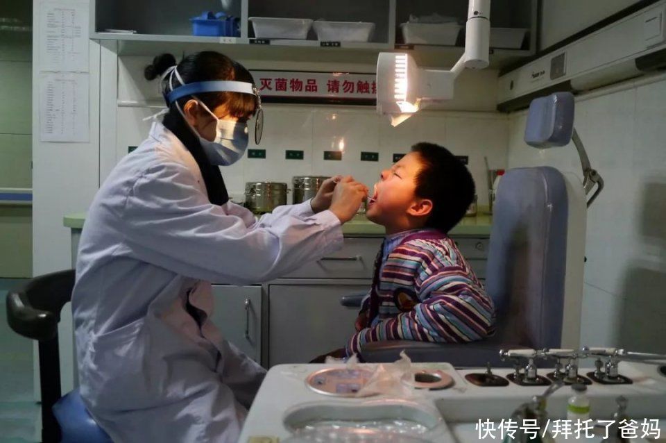 营养均衡|孩子被鱼刺卡喉咙，妈妈错信偏方，医生大怒：你差点害了孩子