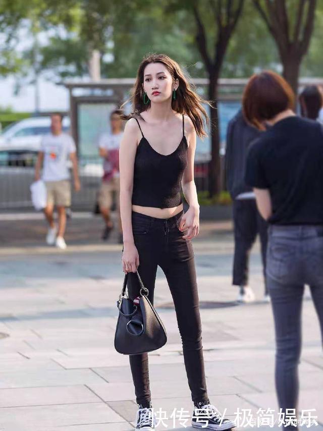 背心|悬带背心如何搭配赶时髦的人学习一下,逛逛街这样穿才清爽明亮