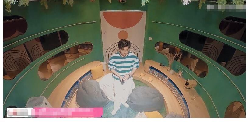 房间|心动的信号4：女2对男3太热情，男1遭受冷落，回到房间生闷气！