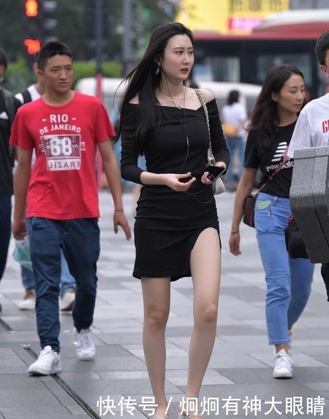 黑色修身裙简约又精致,凸显出年轻的美,成熟又稳重