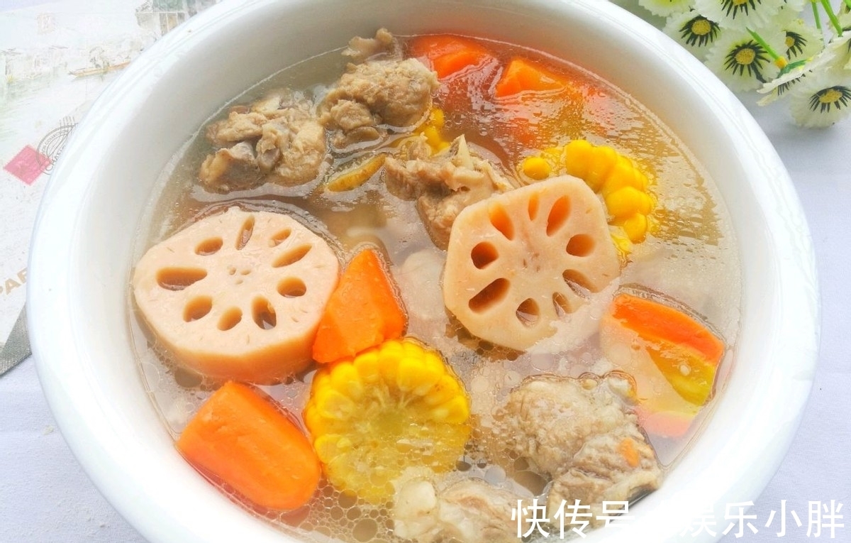 胡萝卜玉米排骨汤|入秋后多给家人喝热汤,清新营养味道好,还能滋补身体