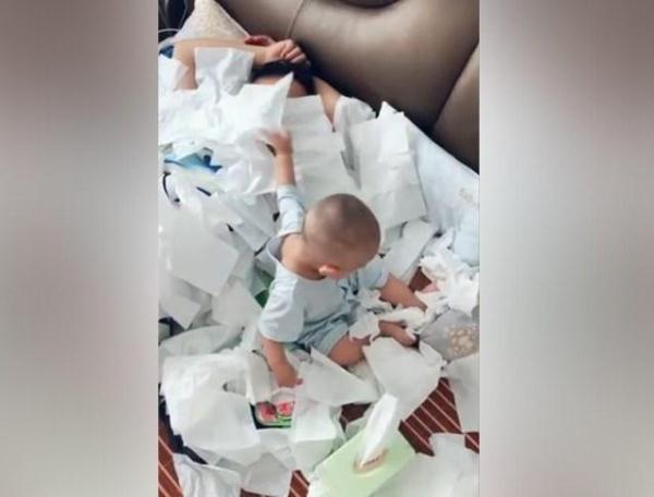 睡着|爸爸帮妈妈照看宝宝时睡着了,1岁宝宝用纸淹没了爸爸,笑翻妈妈