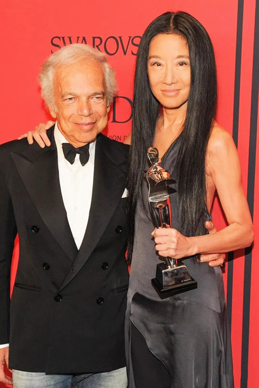 搭配|72岁王薇薇和36岁男友同框,长发飘逸颜值在线,黄色吊带裙吸睛