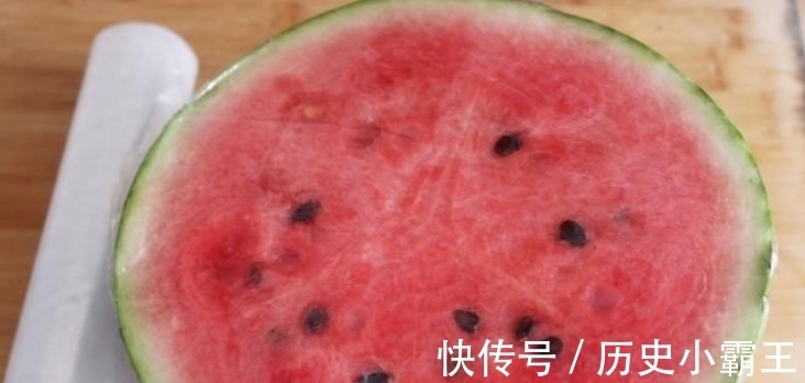 果糖|隔夜西瓜能吃吗?包保鲜膜冷藏会不会坏?别吃错了,不然自己受罪