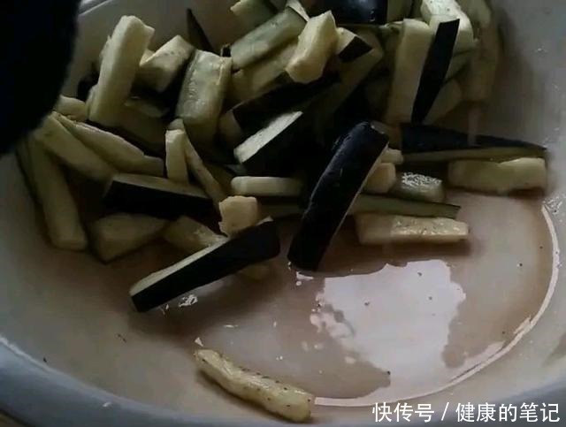 拿肉都不换的鱼香茄子做法，制作简单明了，看着就很香！