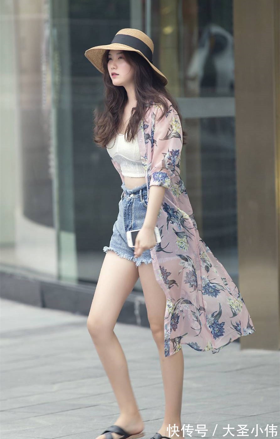 街拍|美女街拍:红色的衬衫搭配一件白色的紧身半裙,穿搭显得很轻快活泼