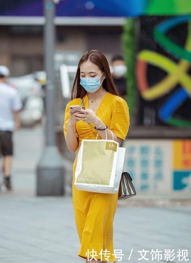 酷酷装扮的连衣裙充满青春的时尚活力，增添个
