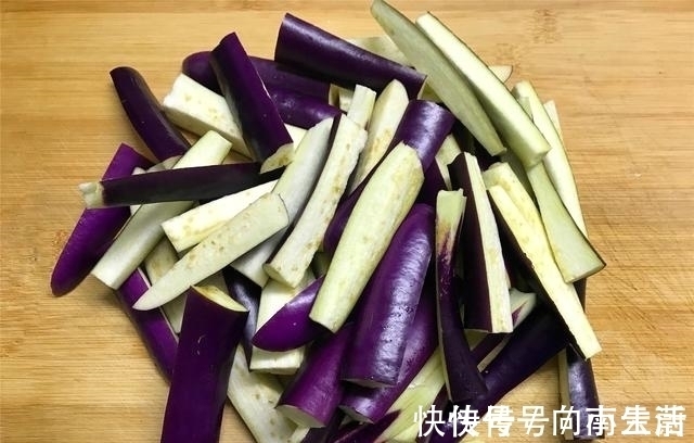 蒸鱼豉油|茄子别再油焖了，教你新吃法，不炒不炸，开胃下饭，百吃不腻
