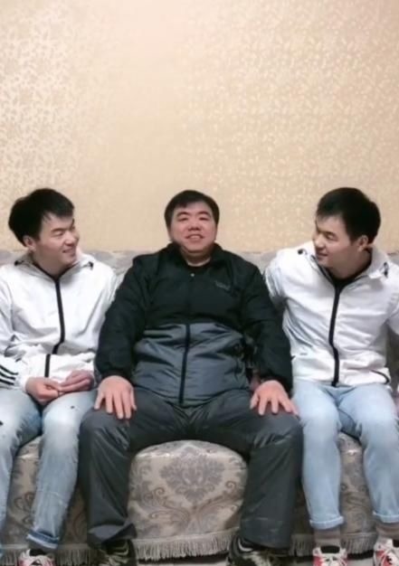 合影|爸爸和双胞胎儿子时隔20年再合影,引人感慨妈妈的基因被挤没了
