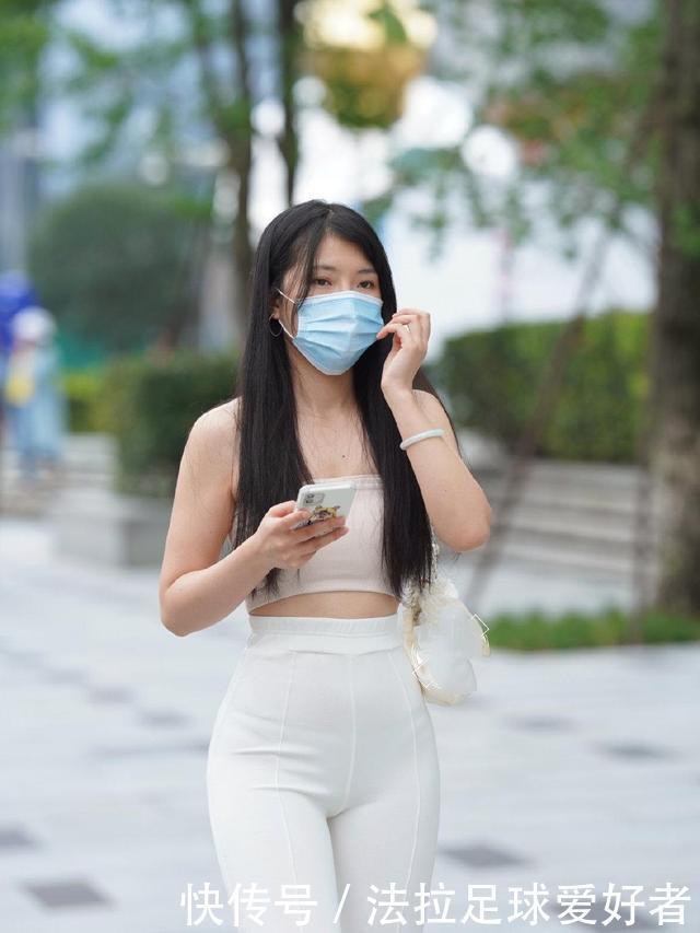 姐姐气场好霸气,简单的白裤子当休闲装来穿,瞬间变成女总裁