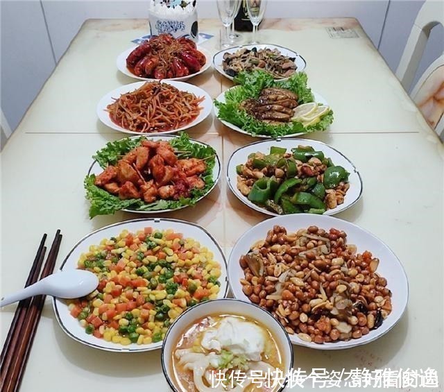 小龙虾|暑假带孩子回娘家散心,老妈特意下厨庆祝,一桌菜连汤汁都不剩!
