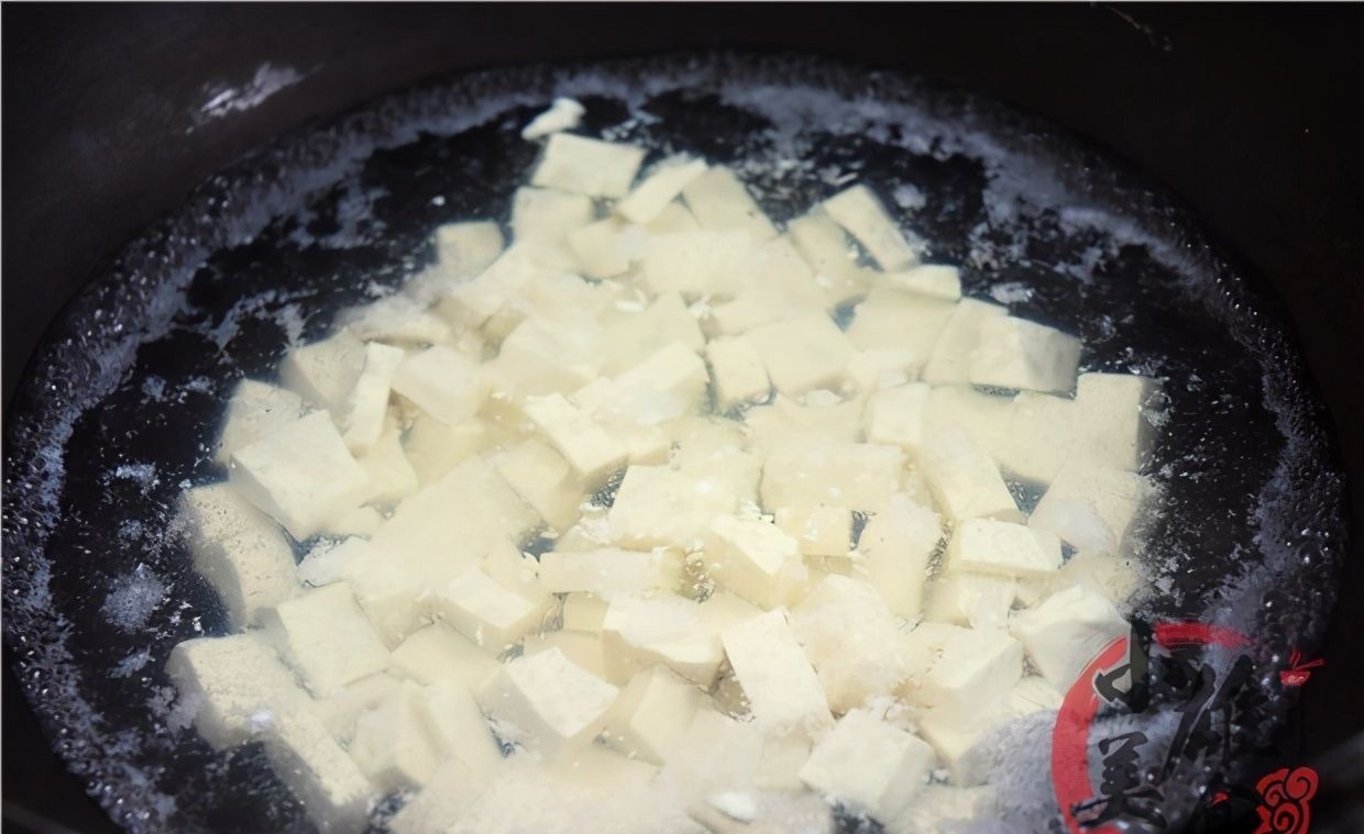 松花蛋放锅里蒸一蒸,饭店48一份,自己做只要6元,待客倍有面