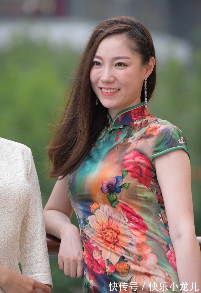 旗袍|32岁“辣妈”的旗袍，肉肉丝毫不藏，照样美丽动人！