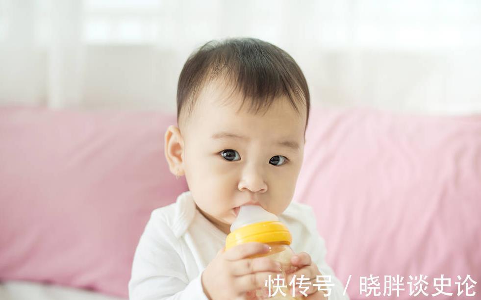 喂养|宝宝添加辅食后饮食怎么安排?1岁是分水岭,前后喂养方式大不同