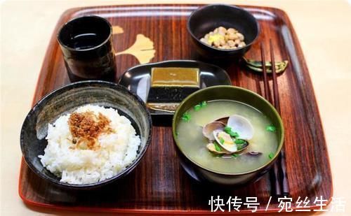 家庭成员们|给娃做早饭被批“糊弄孩子”,宝妈霸气回怼:难道我还得炒俩菜?