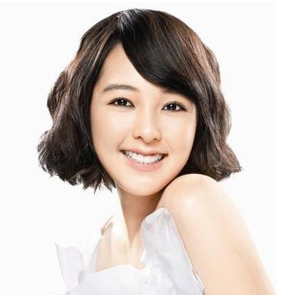 头发 女人过了30岁,别总留长发!试试“齐下巴烫”发型,时髦显脸小