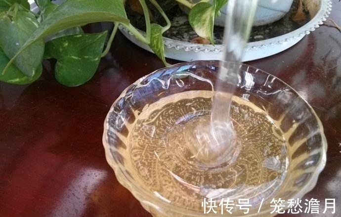 皮肤|洗脸水中添加它,睡前洗一洗,坚持三次轻松祛斑,皮肤白过卫生纸