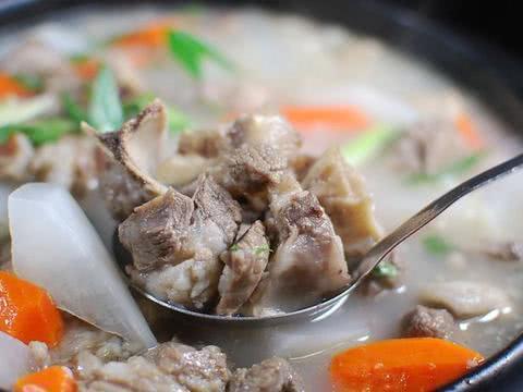 羊排|煮羊肉汤没那么复杂，只需2味调料，15个小时，没膻味更鲜美