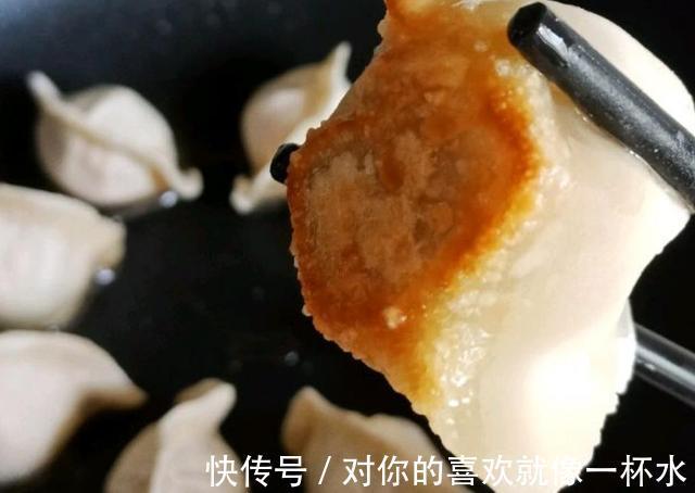 煎水饺时总糊锅切忌直接下锅煎,教你一招,水饺美味酥脆不糊锅