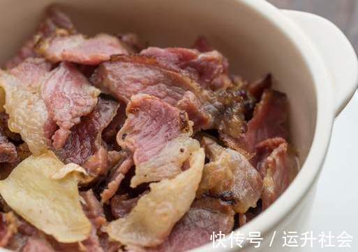 腌腊肉|腊肉别只会放盐,掌握腌腊肉的3个小窍门,腊肉鲜香入味不发霉