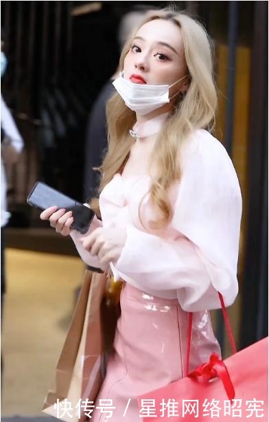  显出|粉色纱质衬衫搭配皮质短裙，青春靓丽，尽显出别具风格的魅力