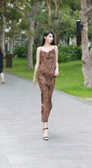小姐姐|街拍:豹纹连衣长裙搭配黑色高跟鞋,展示高挑好身材,这气质堪称绝美