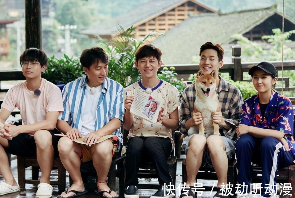 刘晓邑|《向往的生活》:刘晓邑搭档小黑表演木偶戏,也太治愈了吧