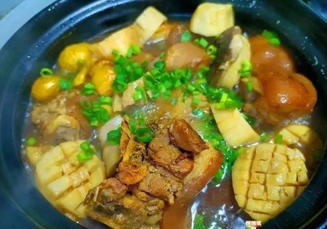 冬天要常吃这碱性菜，切成段跟猪蹄炖入味，鲜香脆嫩，好吃又解馋