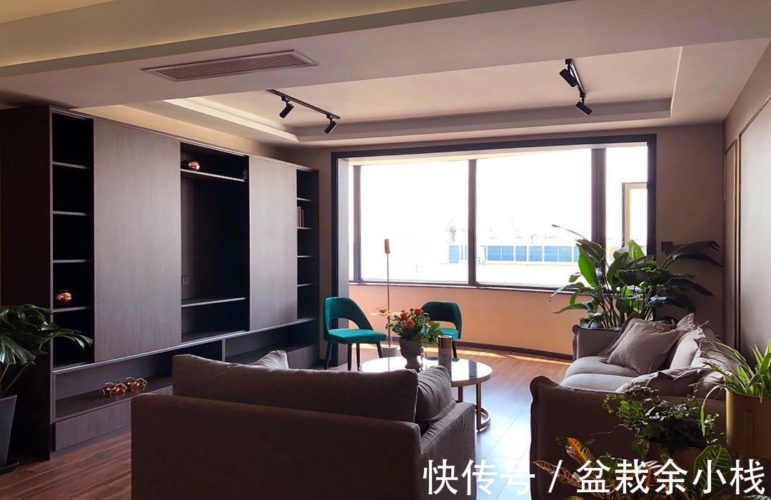 业主|用金色来描绘黑白,传递出不一样的空间,卧室的浮雕墙纸更是独特
