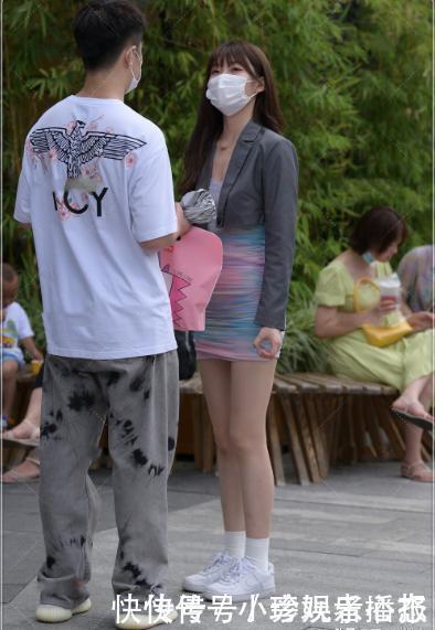 可爱|五颜六色连衣裙外搭灰色西装,迷你服的设计,温柔可爱