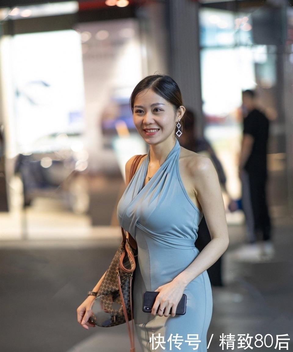 浅蓝色挂脖连衣裙,时尚可爱,尽显迷人