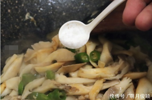 鸡蛋别再炒西红柿了,和这食材一起炒,味道鲜掉舌头,营养还翻倍