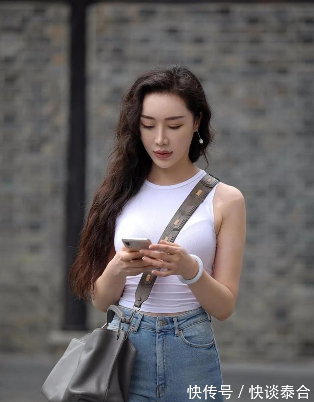 吊带背心|白色阔腿裤搭配吊带背心,使女性魅力十足,简约又时尚