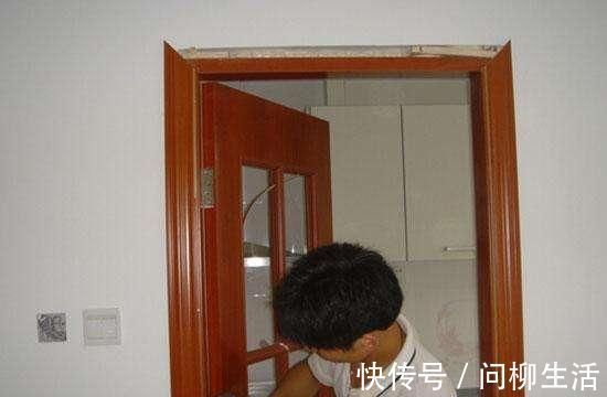 安装|一旦木工把木门安装成这样,立马让他返工重装,否则就不给付工钱
