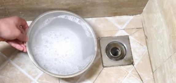 卫生间下水道里倒一碗,再臭再脏全消失,还没小飞虫,简单有效