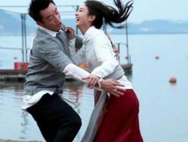 赵丽颖|“撕名牌”原来竟是这样拍的?把我们骗的好苦,难怪赵丽颖说有剧本