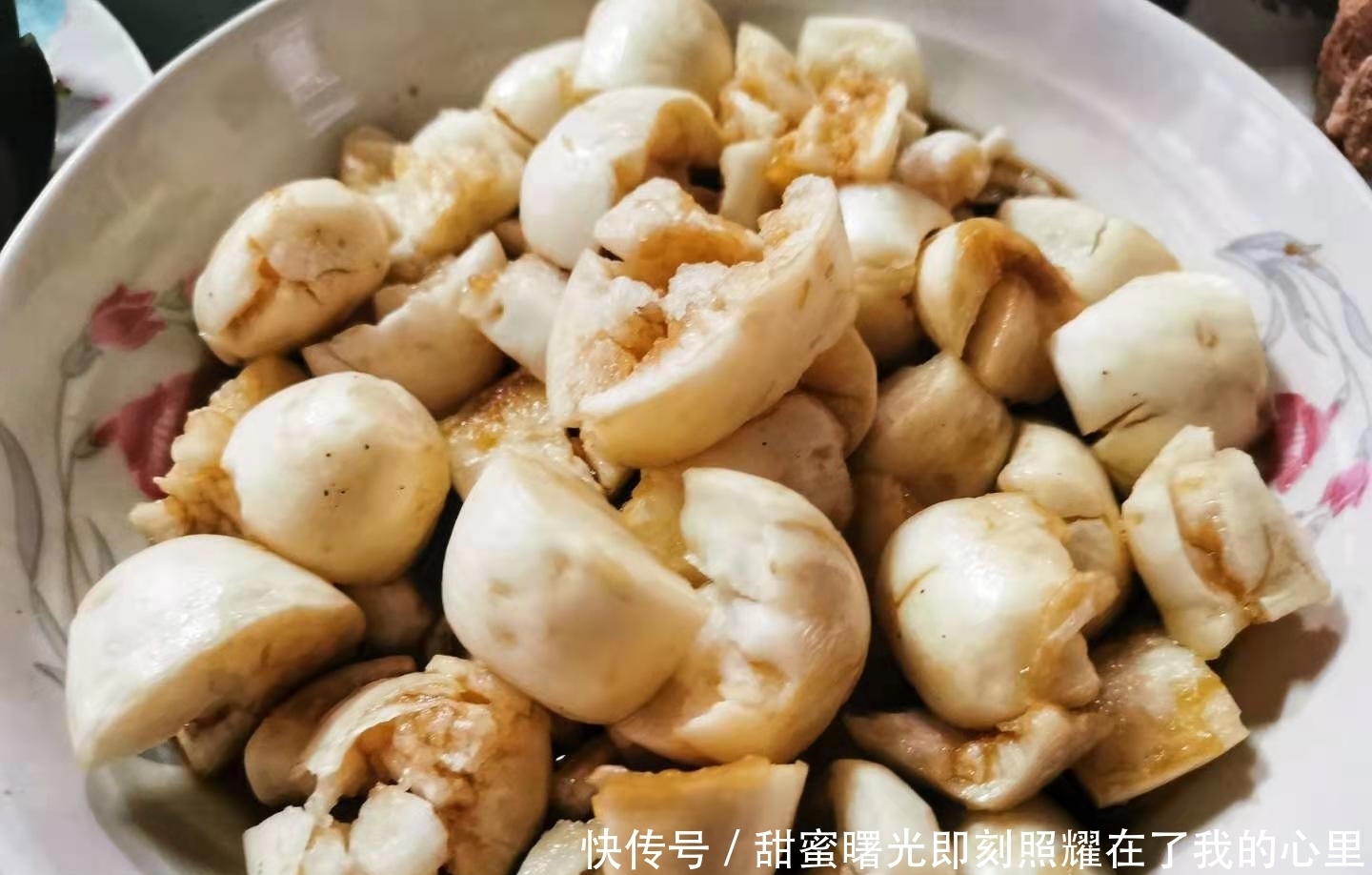 老家的年夜饭,14道家常菜摆满了八仙桌,8道热菜中只有2道是蔬菜