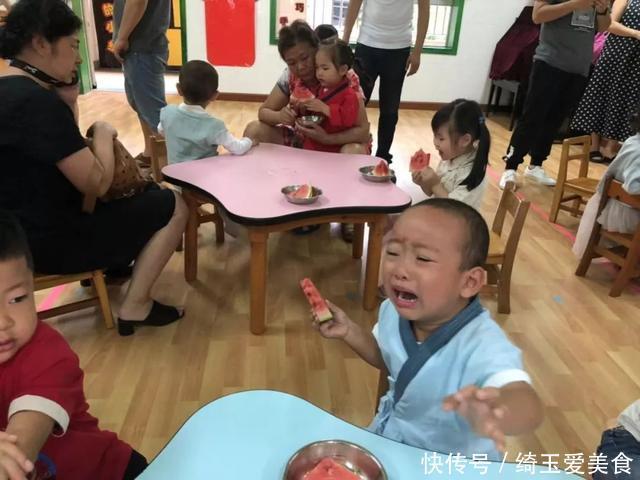 开学第一天：这位家长请把你的笑容收敛一下