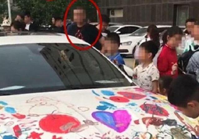 孩子|熊孩子''画毁''玛莎拉蒂,车主却在一旁淡定围观,保安欲劝阻反遭拦