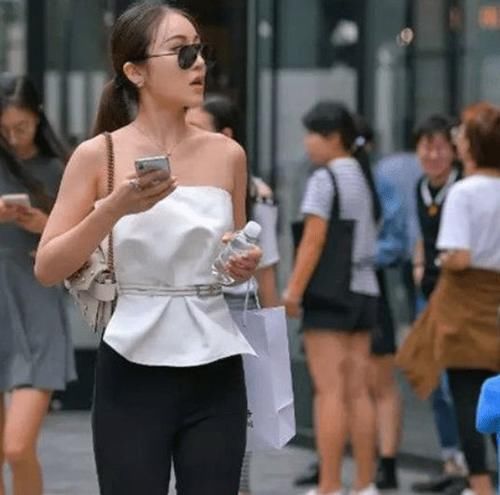 牛仔裤|紧身的白色T恤衫，搭配灰色短裙，真是太性感了！