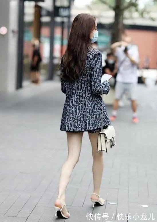 高跟鞋|秋日职场通勤风穿搭,气质的提花小西装套装搭配,干练利落又时尚