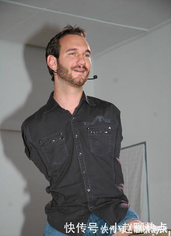 谢幕后|天生没手没脚，他却用“嘴巴”赢得世人的尊重，娶亚洲娇妻生四娃