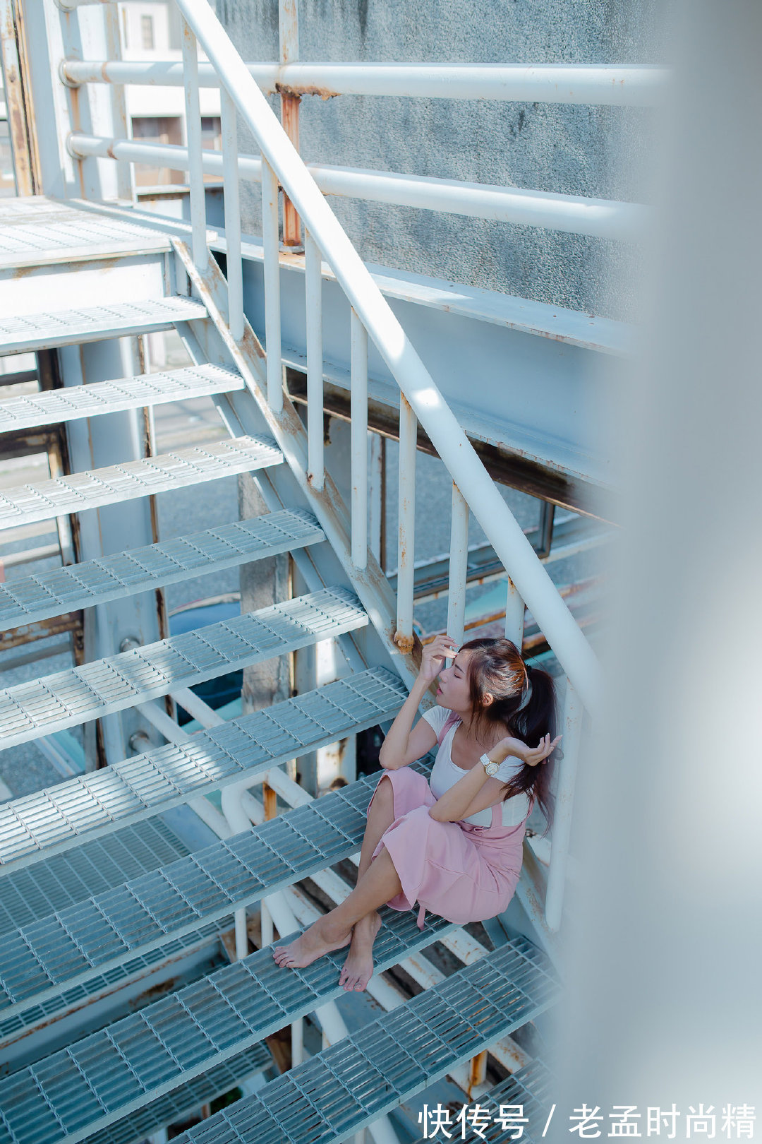 高腰|白色T恤搭粉色背带裤,甜美减龄,日常还是通勤都非常的合适