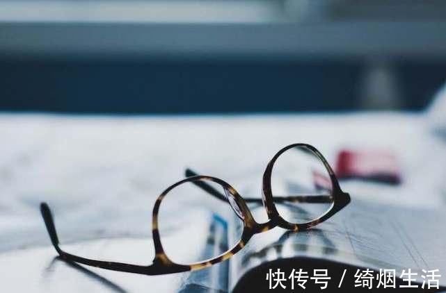 眼睛|又在躺着玩手机?视力越来越差,记住“三动、三吃”,预防近视!