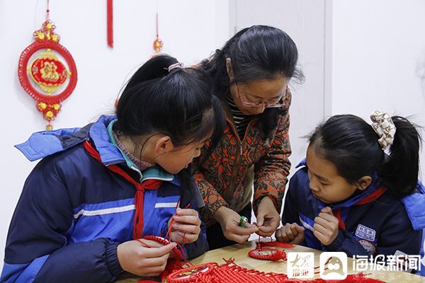 小学生|【新春走基层】聊城茌平小学生沉浸式体验编织中国结