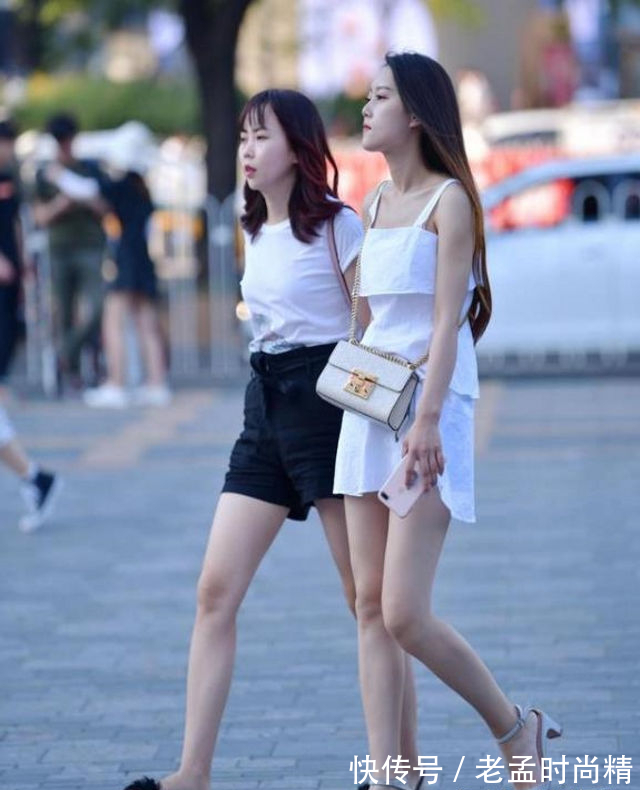 蕾丝|街拍,美女身上穿着一件黑色的吊带连衣裙,显得更加的高贵