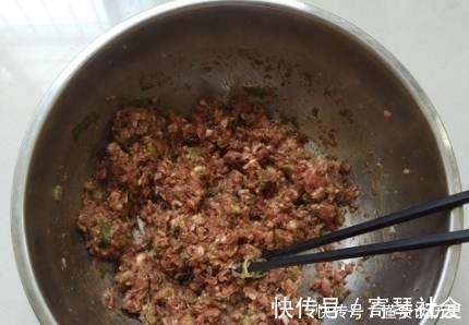 秋天一定不要错过这菜，用来做饺子馅，鲜嫩美味，韭菜馅都不如它