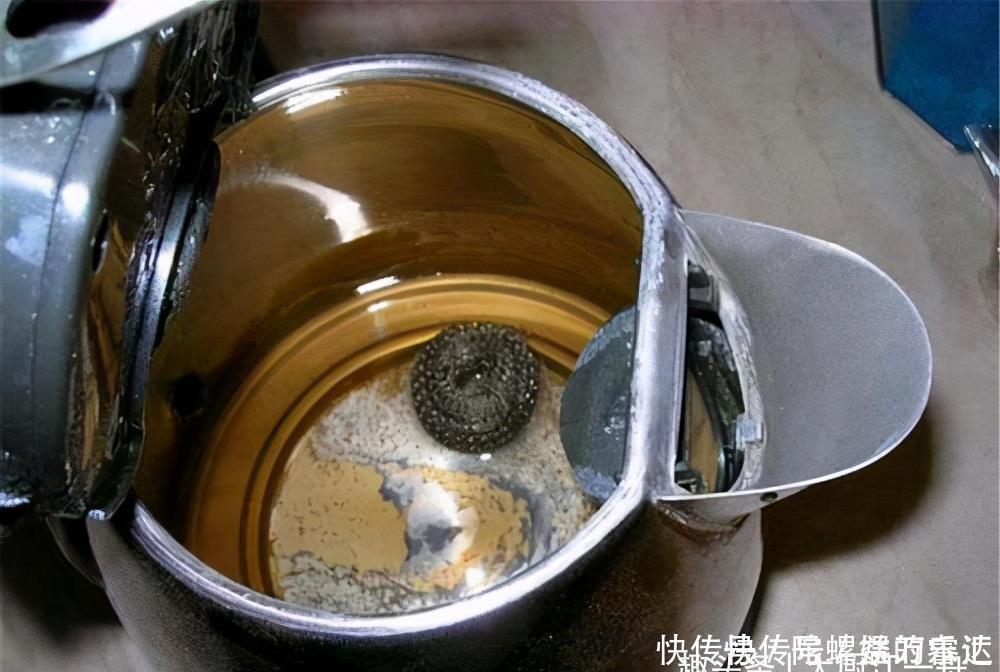 不管水壶水垢多厚，大厨教你一招，水垢快速去除，方便又卫生