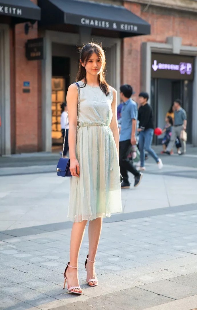 出让|高跟鞋遇上裙装, 搭配出让人羡慕的姿态